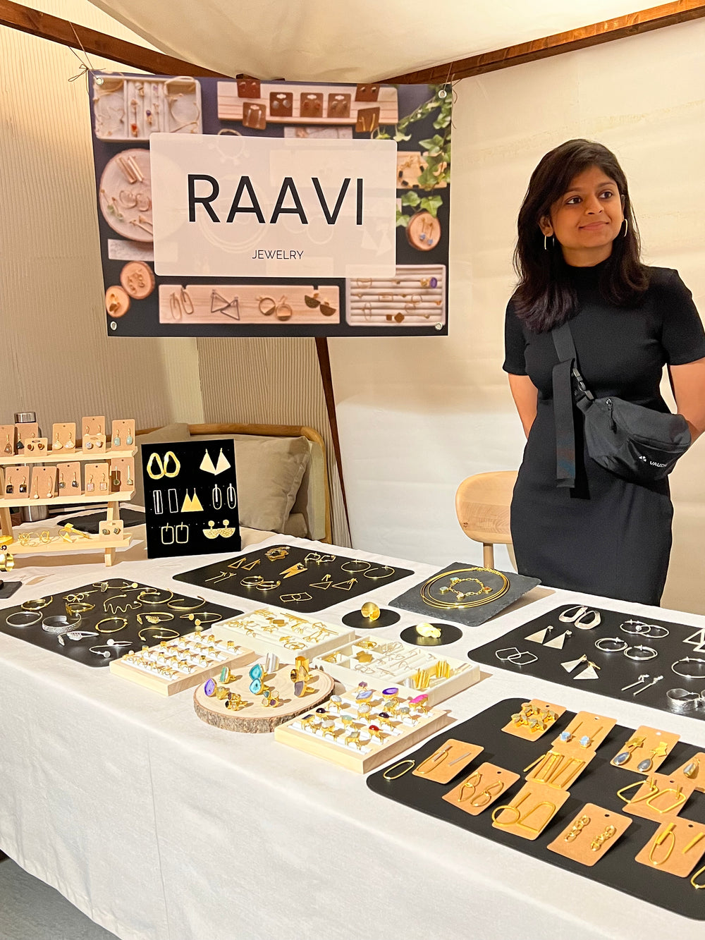 Nayan am Raavi Jewelry Marktstand in Berlin