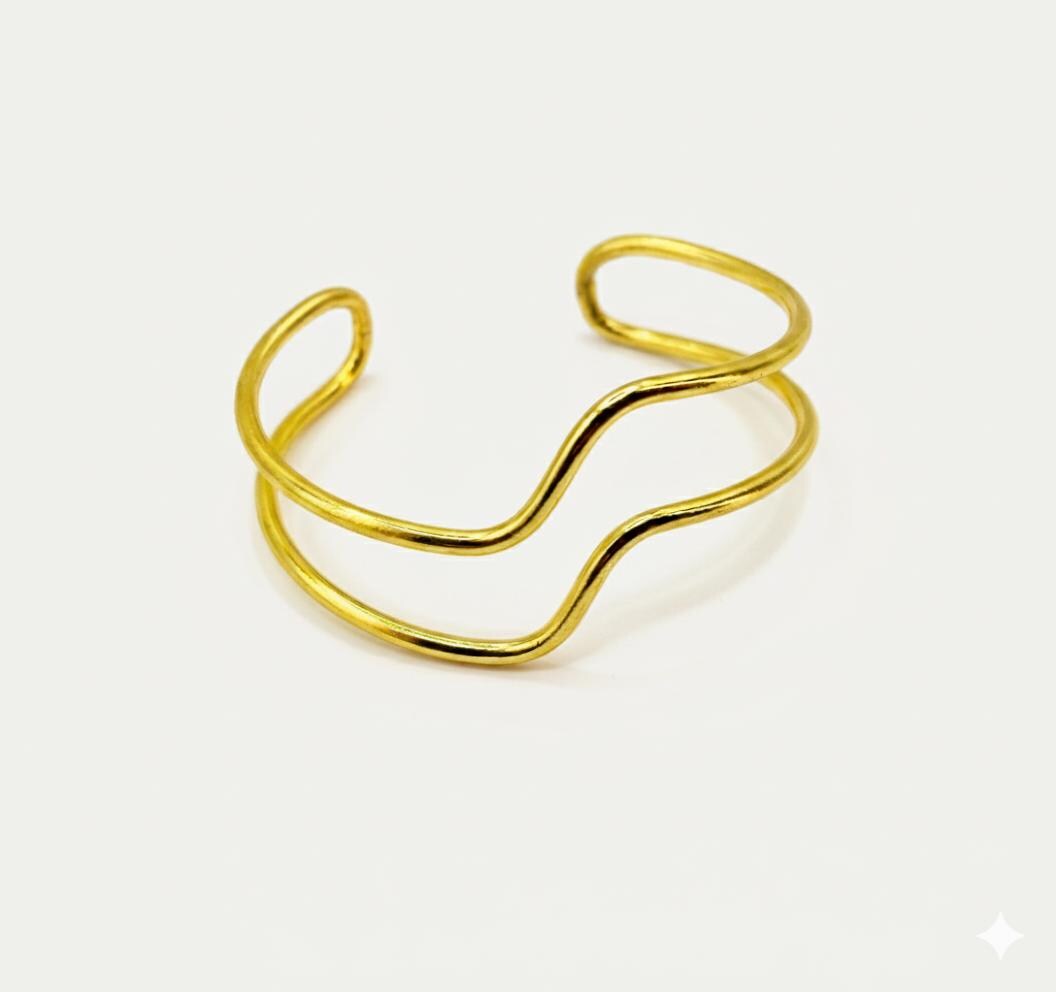 Minimalist Bracelet – detail close-up | Raavi Jewelry